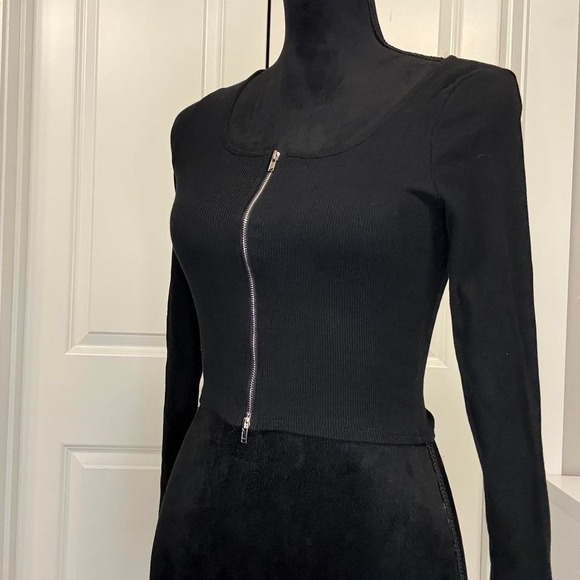 Tops - Black zip up long sleeve crop top -Size S